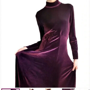 Amanda Smith
90s burgundy velvet long sleeve dress w/ turtle neck